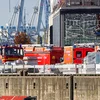 Accident um Hamburger Hafen: Baugerëscht a Schacht vun engem Lift gefall