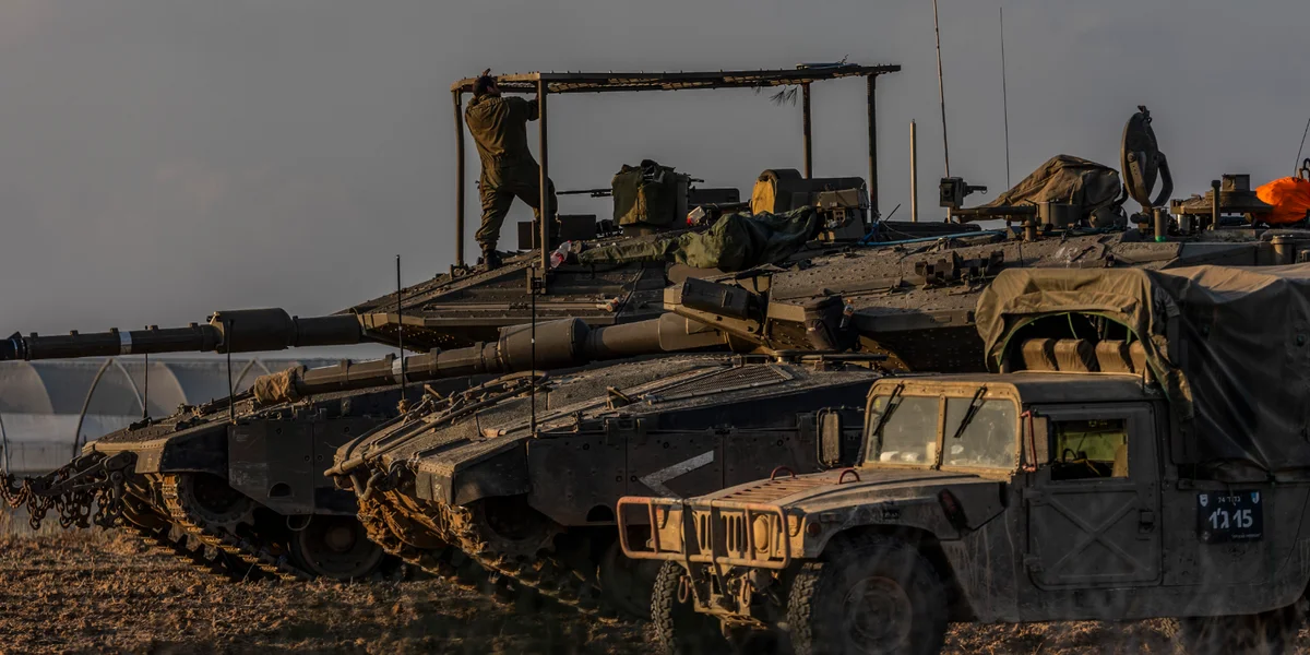 Panzer an Humwee vun der israelescher Arméi.png | © picture alliance/dpa | Ilia Yefimovich