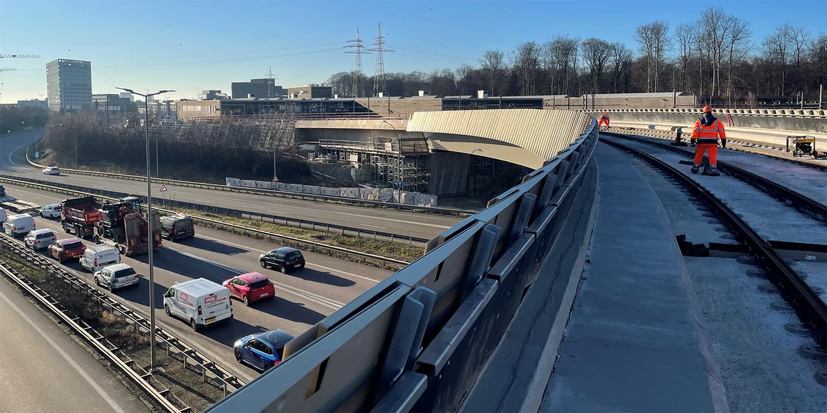 An eppes méi wéi engem Joer wäert den Tram hei wuel vill Leit mat Valissen op de Flughafe bréngen. | © Pierre Reyland