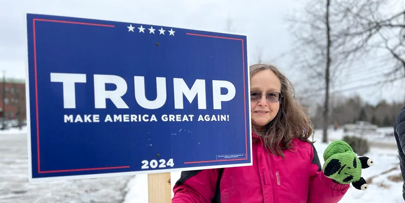 D'Debbie Magee aus Derry, New Hampshire wielt fir den Donald Trump | © Philip Crowther