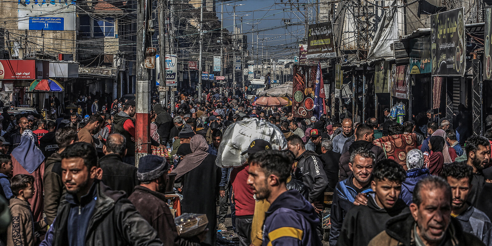 Schätzungsweis 1,5 Millioune Mënschen hale sech den Ament zu Rafah op | © picture alliance/dpa | Abed Rahim Khatib