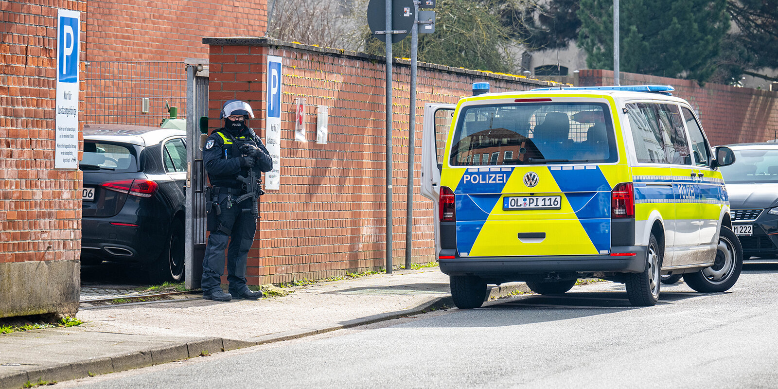 Polizei virum Amtsgericht zu Berlin | © picture alliance/dpa | Sina Schuldt