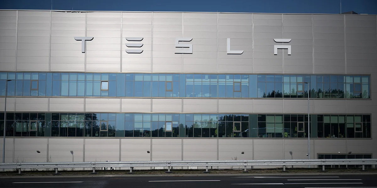 Tesla verkeeft manner Autoen, BYD verkeeft der méi | © picture alliance/dpa | Sebastian Gollnow