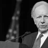 Fréieren amerikanesche Politiker Joe Lieberman ass dout | © Roanoke college