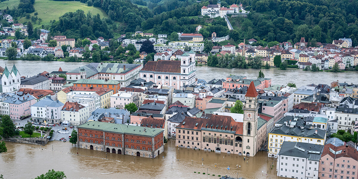 D'Héichwaasser-Situatioun an der Donau-Regioun am Süde vun Däitschland bleift ugespaant. | © picture alliance/dpa | Armin Weigel