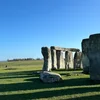 Groussbritannien: Klimademonstrante besprëtze Stonehenge mat organger Substanz