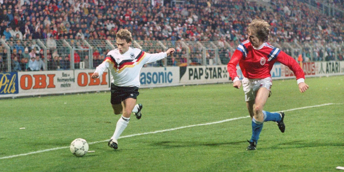 De Roby Langers 1991 am Match géint Däitschland géint den Thomas Haessler. De Match goung 4:0 fir déi Däitsch aus. | © picture alliance / Tri Ass | Photographie Tri Ass