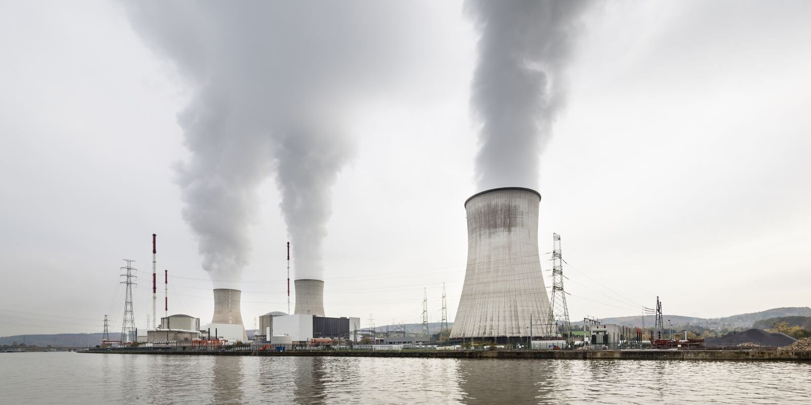 Atomkraaftwierk zu Tihange an der Belsch. | © IndustryAndTravel/Bigstock