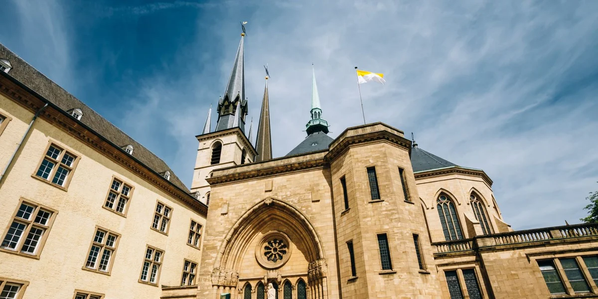 Virun 80 Joer gouf de Jang de Blannen an der Kathedral begruewen | © Grisha Bruev / Bigstock