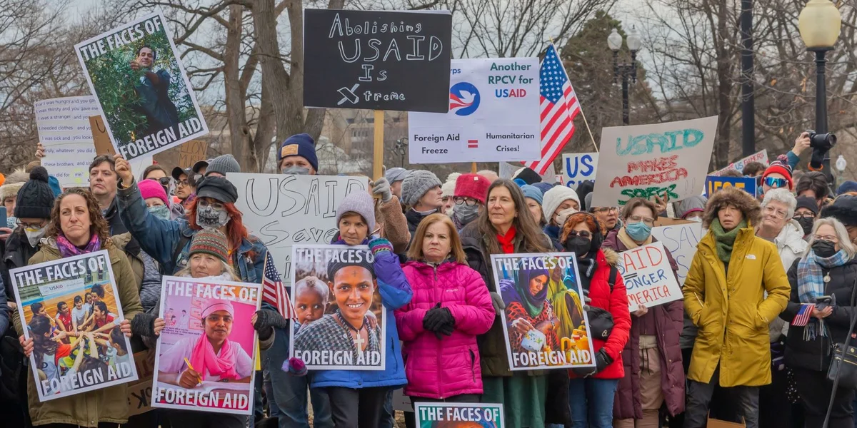 Den Donald Trump sträicht bal 10.000 Plaze bäi USAID | © picture alliance / NurPhoto | Martin Evans