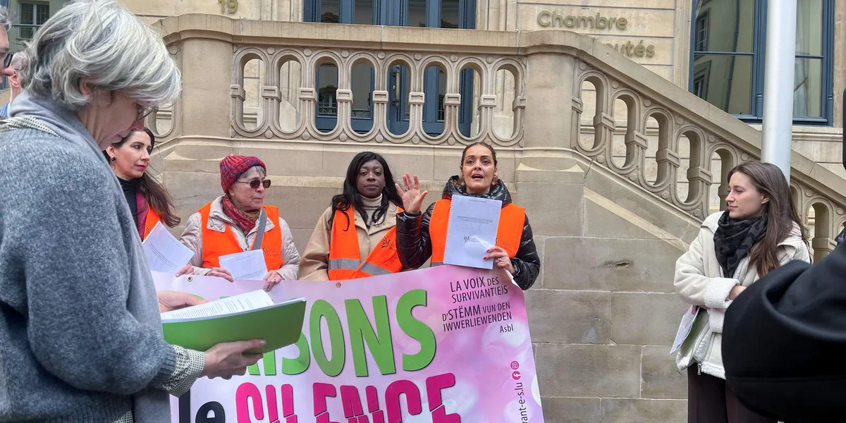 La Voix des survivant(e)s appeléiert un de Premier: D'Justiz wier och hei ze lues | © Michelle Barthel
