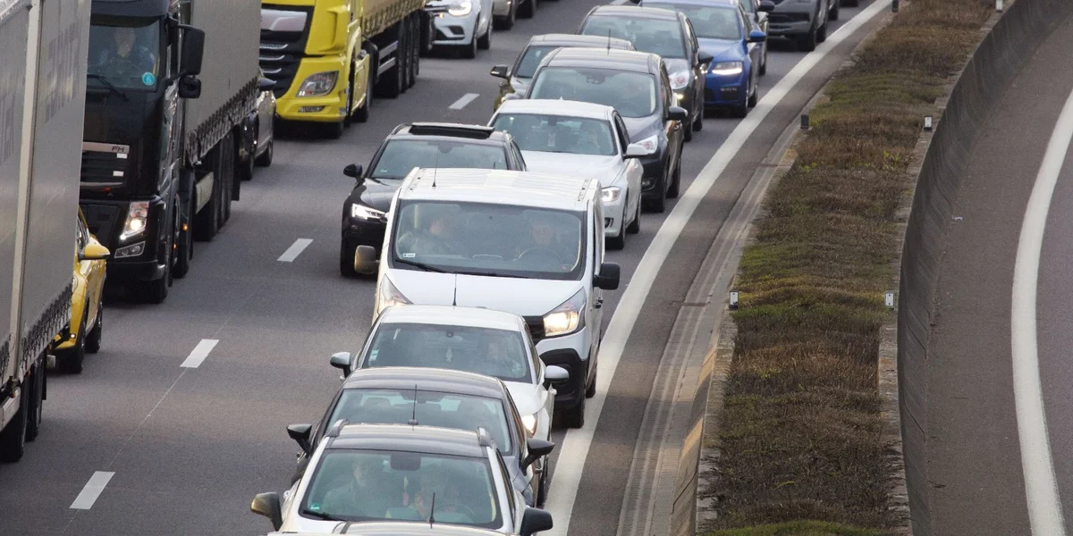 De Wee op d'Aarbecht: Den Auto bleift mat Ofstand dat beléiftsten Transportmëttel | © picture alliance / ATP 