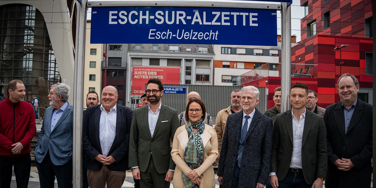 Éischten zweesproochege Panneau op der Escher Gare | © Kulturministère