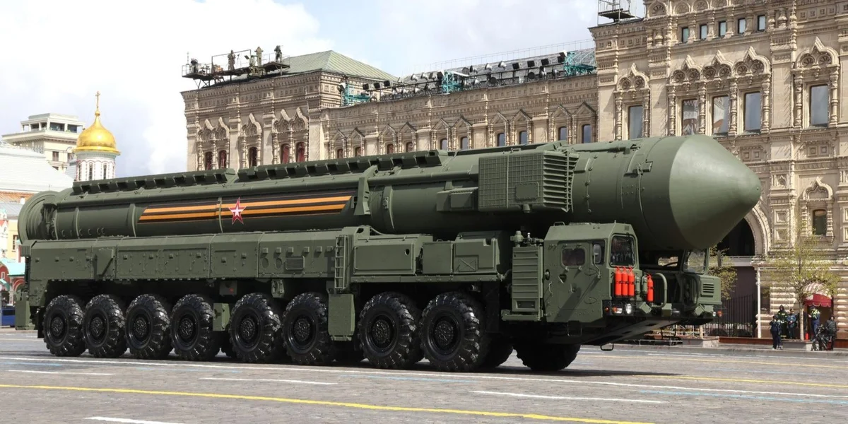 Militärparad zu Moskau op der rouder Plaz den 09.05.2023 - Ze erkennen: Eng "atomar bestückbare Langstreckenrakete" | © picture alliance / SvenSimon-TheKremlinMoscow | The Kremlin Moscow Militärparad zu Moskau op der rouder Plaz den 09.05.2023 - Ze erkennen: Eng "atomar bestückbare Langstreckenrakete" | © picture alliance / SvenSimon-TheKremlinMoscow | The Kremlin Moscow