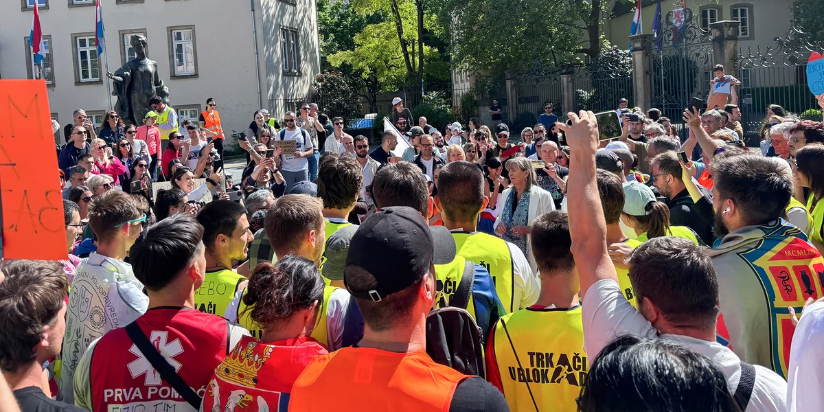Op der Place Clairefontaine goufen 21 serbesch Studentinnen a Studenten emfaangen