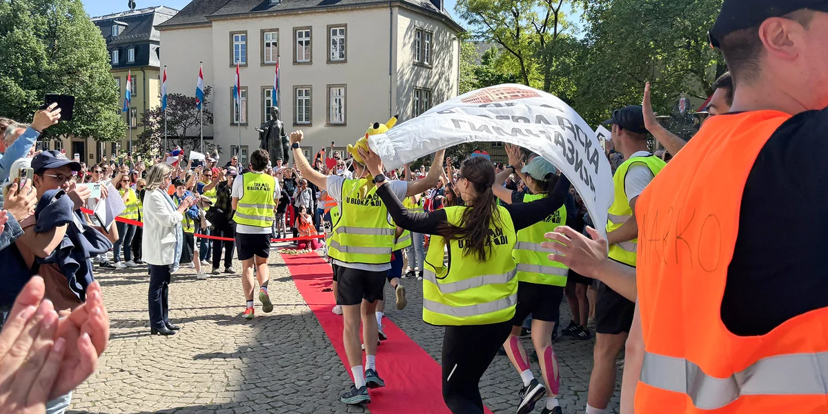 21 serbesch Studentinnen a Studente ware vun Novi Sad op Bréissel gelaf | © Jimmy Bruch