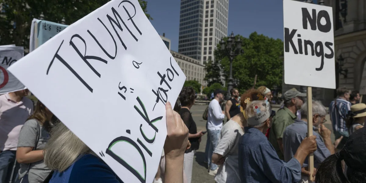 Protester an den USA | © picture alliance/dpa | Boris Roessler