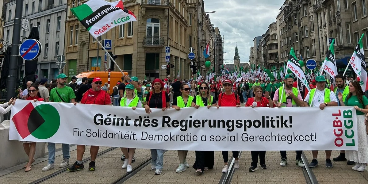 “Géint d’Regierungspolitik, fir Solidaritéit, Demokratie a sozial Gerechtegkeet" | © Jo Welfringer