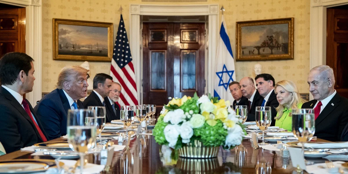 Den Donald Trump annoncéiert iwwerraschenderweis Waffeliwwerungen un d'Ukrain | © picture alliance / Consolidated News Photos | Al Drago - Pool via CNP