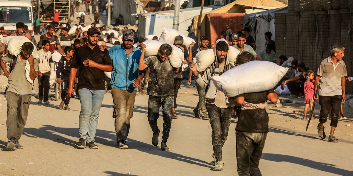 Palästinenser mat Mielsäck zu Khan Yunis  | © picture alliance/dpa | Abed Rahim Khatib