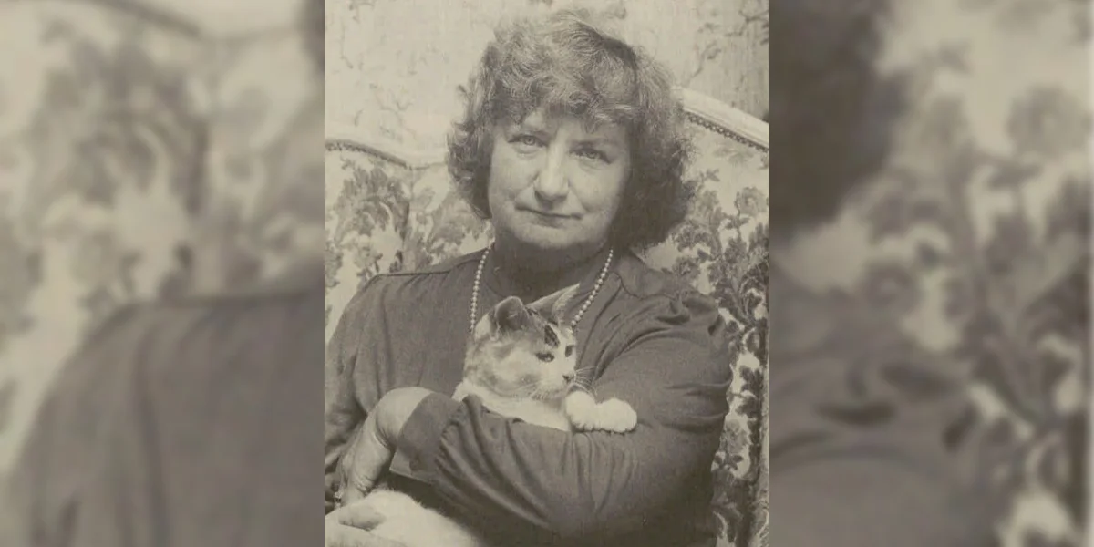 Deemoleg ALPA-Presidentin Anny Eck-Hieff mat enger geretter Kaz. | © Revue, 3.11.1983, S.70.