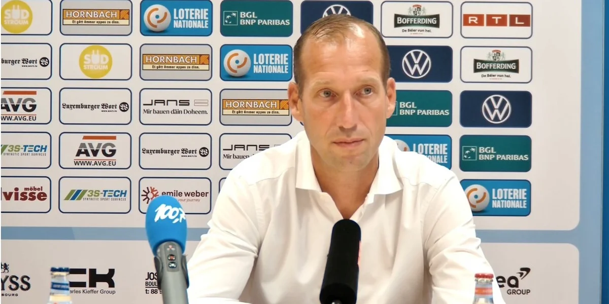 De Jeff Strasser bei senger éischter Pressekonferenz als Nationaltrainer. | © Livestream FLF