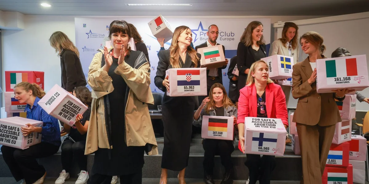 © EPA/OLIVIER HOSLET