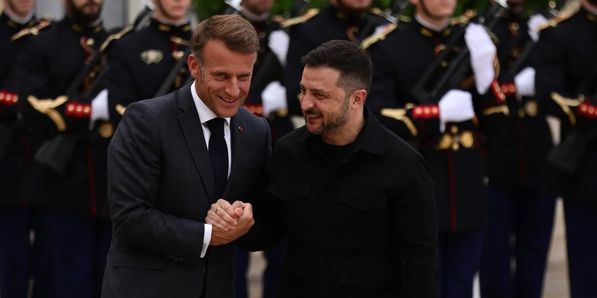 Selenskyj eng 10. Kéier zënter dem Krichsufank op Visitt beim Macron | © EPA/TERESA SUAREZ / POOL