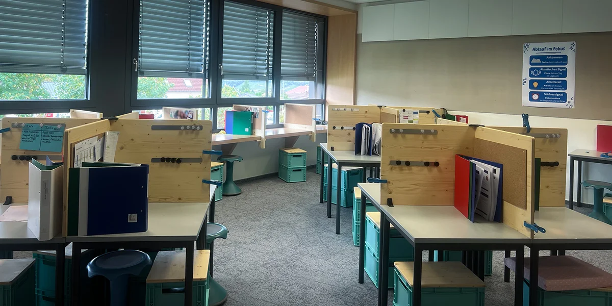 All Schüler:in huet en eegent Pult dat selwer gestalt ka ginn. | © Sophie Schroeder