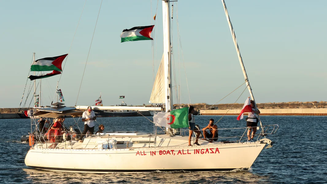 Global Sumud Flotilla beim Depart an Tunesien | © EPA/MOHAMED MESSARA