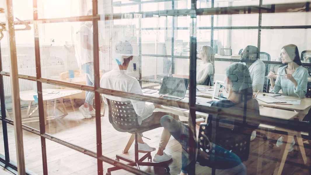 Ëmmer méi Leit aus net-europäesche Länner kommen op Lëtzebuerg schaffen | © Bigstock