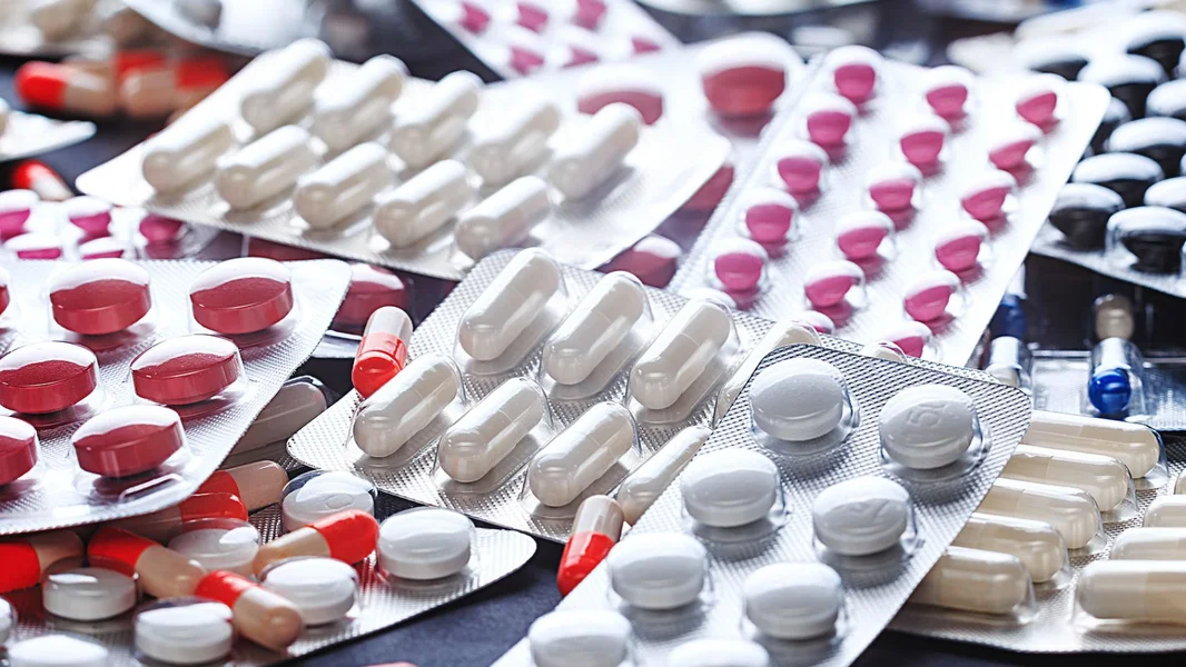 Ëmmer nach Medikamenteréckstänn am Uewerflächegewässer | © Bigstock