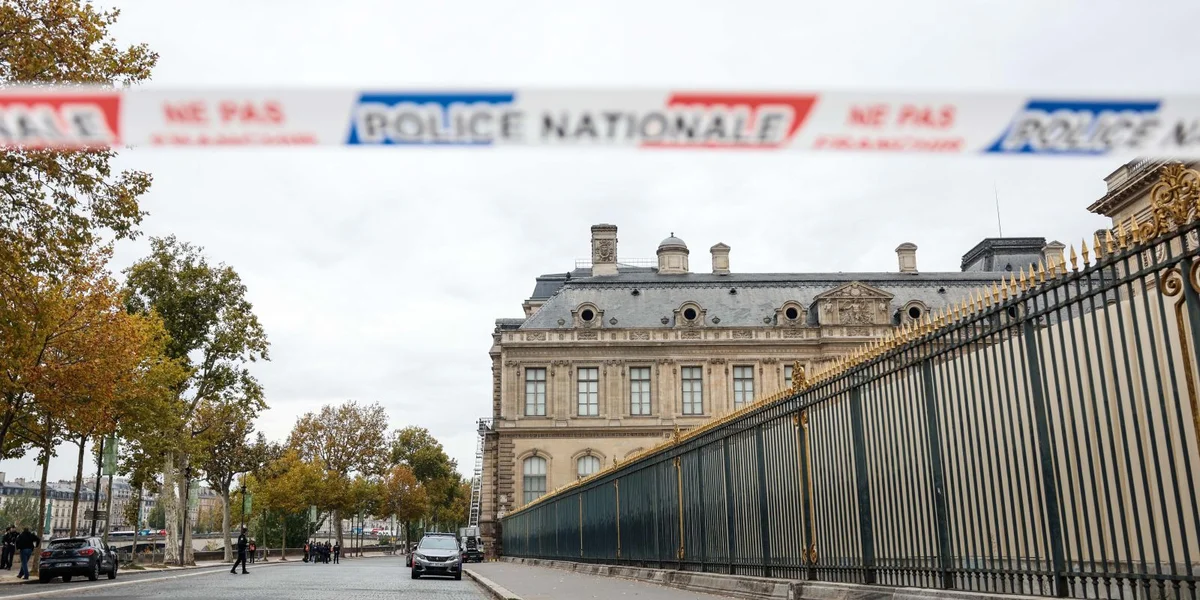 Abroch am Louvre zu Paräis | © EPA/Mohammed Badra
