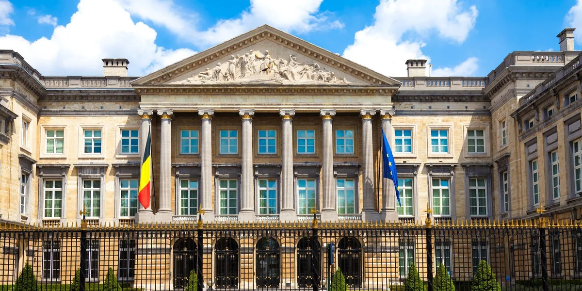 Regierungskris an der Belsch virleefeg detournéiert | © europhotos