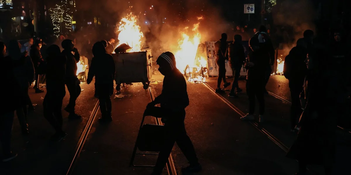 An der bulgarescher Haaptstad Sofia hunn zéngdausende Leit géint de Budgetsplang a Korruptioun demonstréiert. | © EPA/BORISLAV TROSHEV