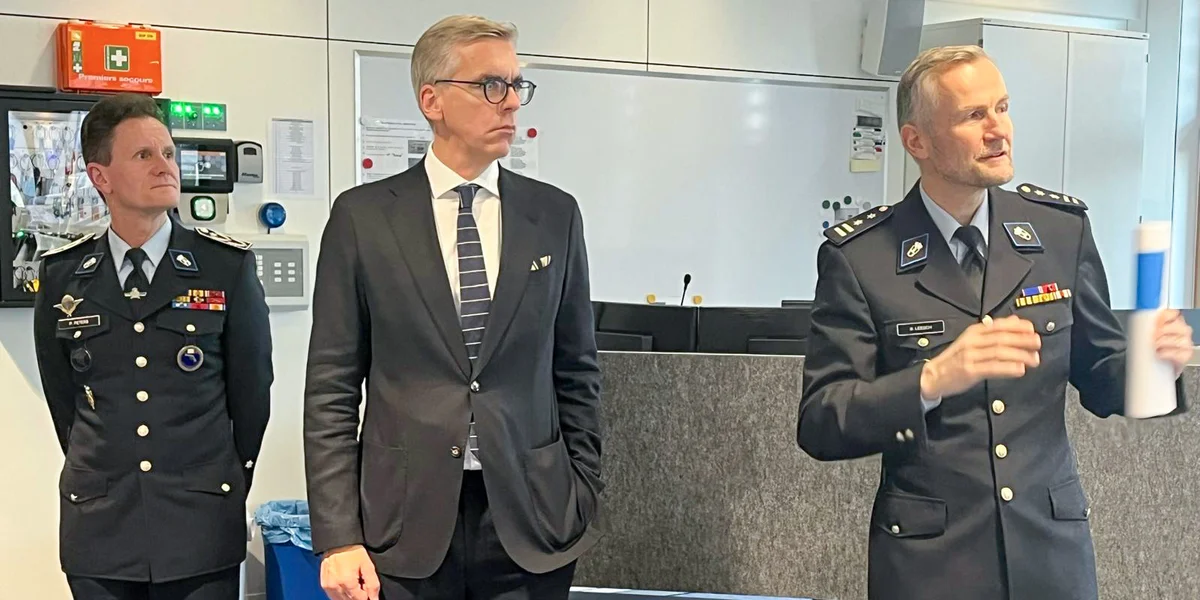 De Pascal Peters, de Léon Gloden an de Bob Leesch (v.l.n.r.) op der Aweiung vum neien Interventiounszenter vun der Police. | © Eric Ewald