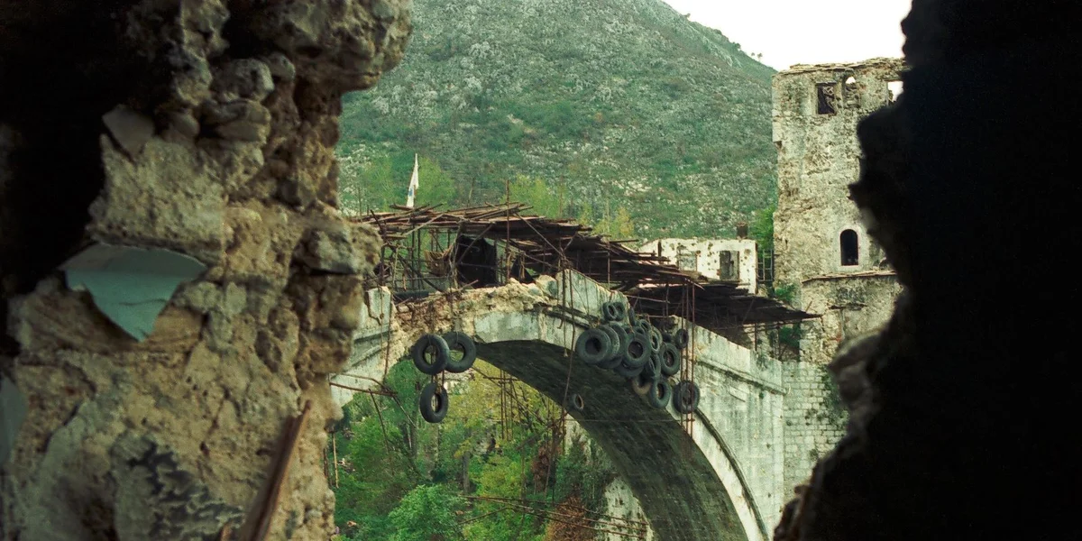 Eng Foto vu Stari Most vum 30.10.1993. Kuerz duerno gouf d’Bréck, déi iwwer 400 Joer al war, vun Truppe vum kroatesche Verteidegungsrot (HVO) bombardéiert an zerstéiert. | © Picture alliance