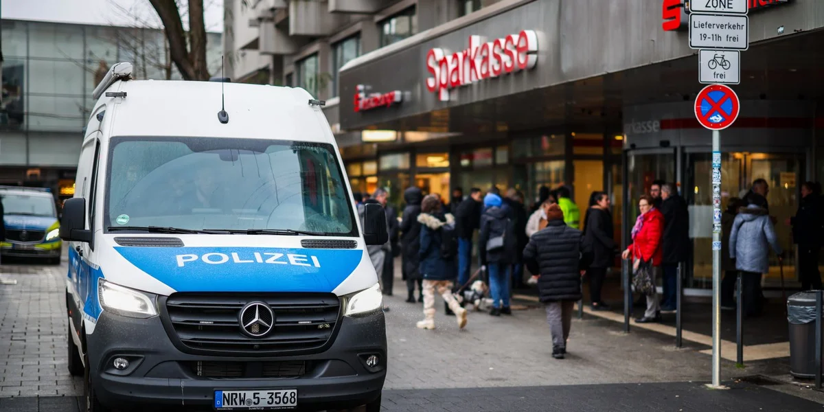 De KTU virun der Bank zu Gelsenkirchen nom Abroch  | © picture alliance/dpa | Christoph Reichwein