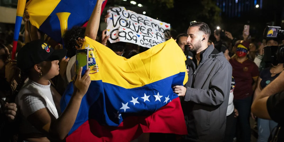 Venezuelaner feieren an der Stad Medellin d’Destitutioun vum President Maduro a senger Fra | © picture alliance / NurPhoto | Camilo Moreno