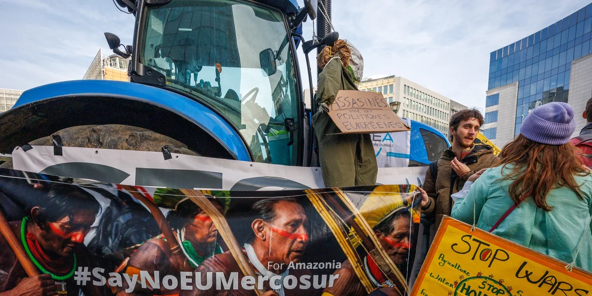 Bauereprotester zu Bréissel | © EPA/OLIVIER MATTHYS