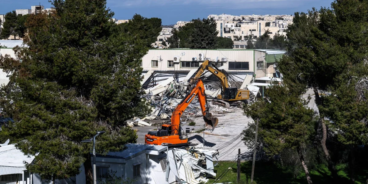 Israeelesch Bulldozer zerstéieren d'UNRWA-Gebai | © EPA/ATEF SAFADI