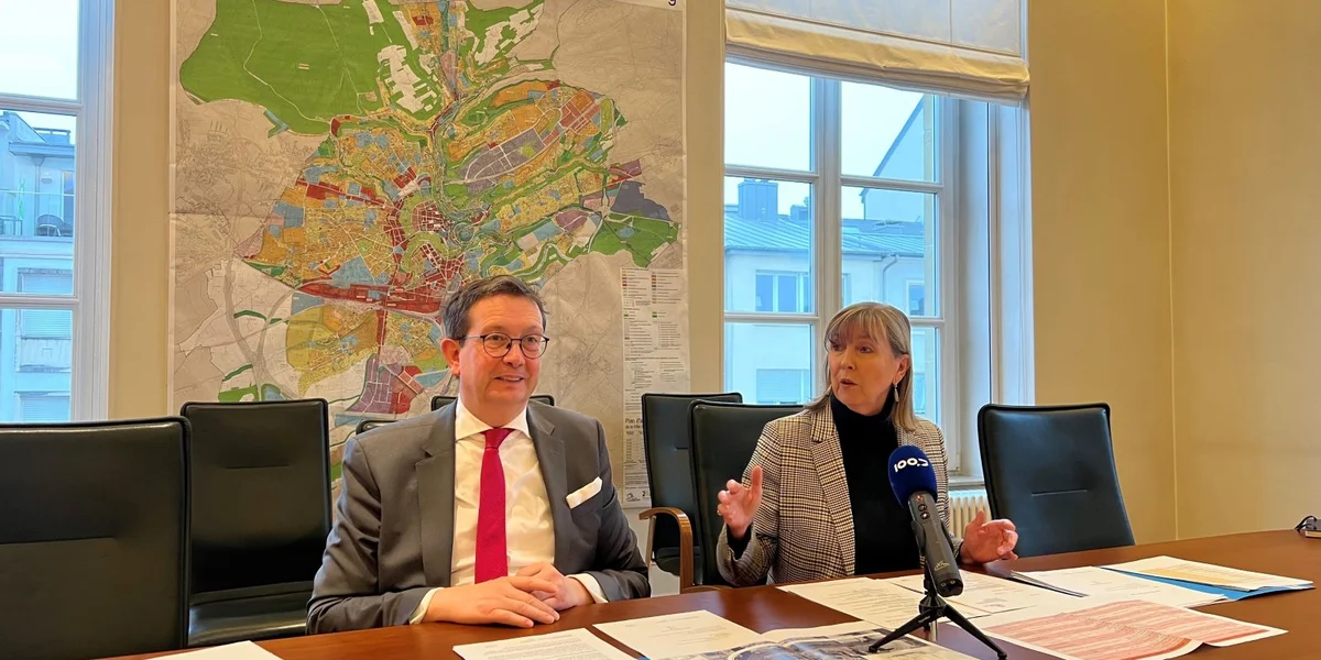 Virun allem d'Bus- an Tramsarrête wieren ufälleg fir Täschendéif a Vollen  | © Sophie Schroeder