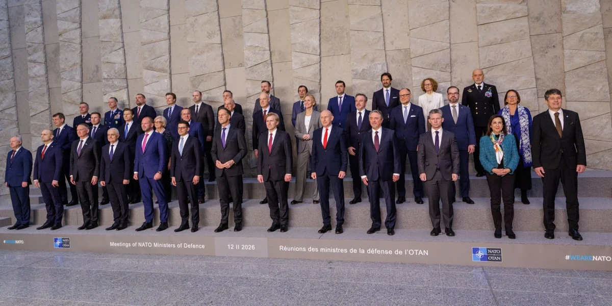 Éischt NATO-Reunioun vum Joer: Hëllefe fir Ukrain a Militärpresenz an der Arktis | © EPA/OLIVIER MATTHYS