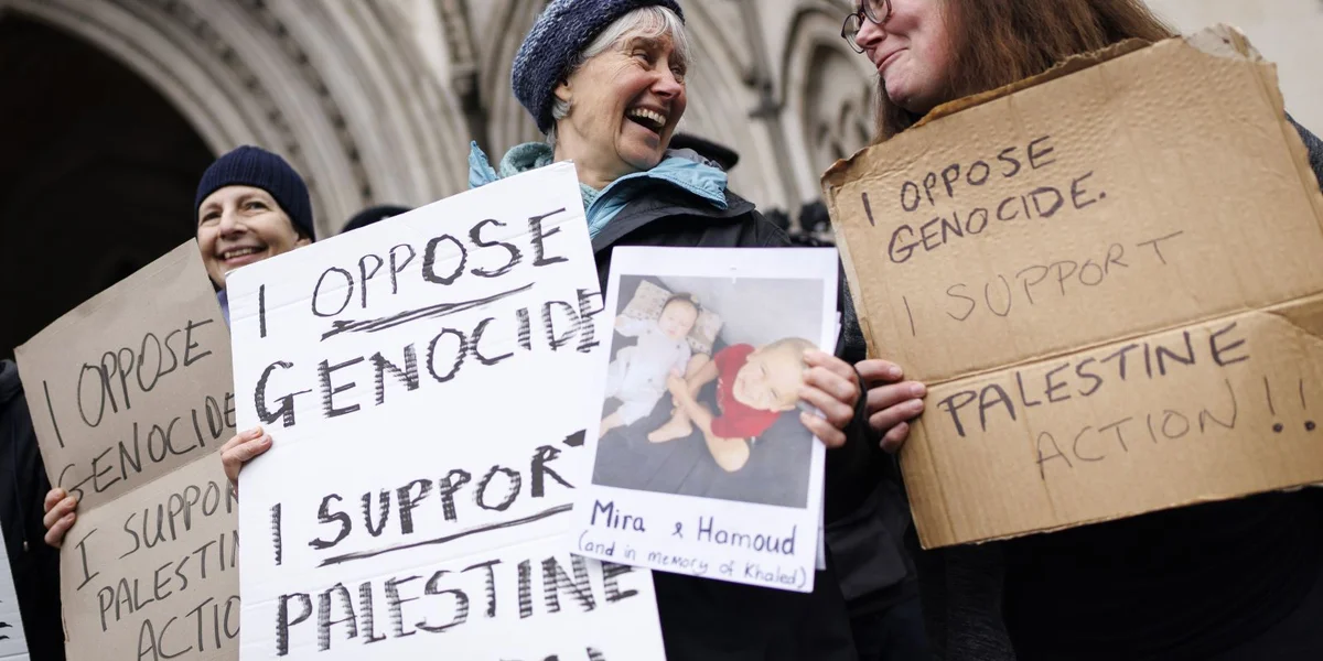 Ënnerstëtzer vu “Palestine Action” feieren d’Decisioun vum ieweschte Geriicht géint d’Verbuet vun der Organisatioun (13.02.2026) | © EPA/TOLGA AKMEN