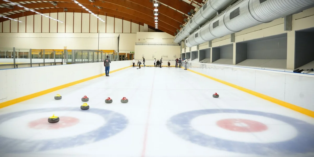 D'Lëtzebuerger Curler:innen dreeme vun hirer eegener Curlinghal | © Jo Diseviscourt