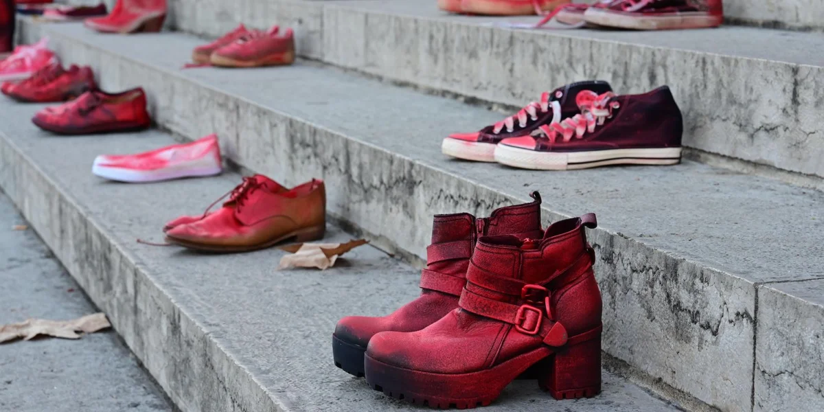 Symbolbild - Schung mat rouder Faar fir op Affer vu Gewalt opmierksam ze maachen | © picture alliance / NurPhoto | Romain Doucelin