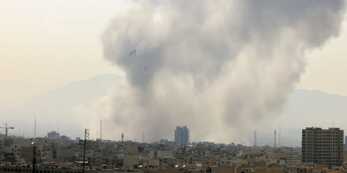 Dampwolleken iwwert Teheran no israeelescher Loftattack | © EPA/ABEDIN TAHERKENAREH