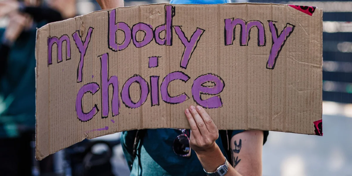 Recht op Ofdreiwung an der Verfassung gouf als Etappenzil virun der Chamber gefeiert | © EPA/CLEMENS BILAN