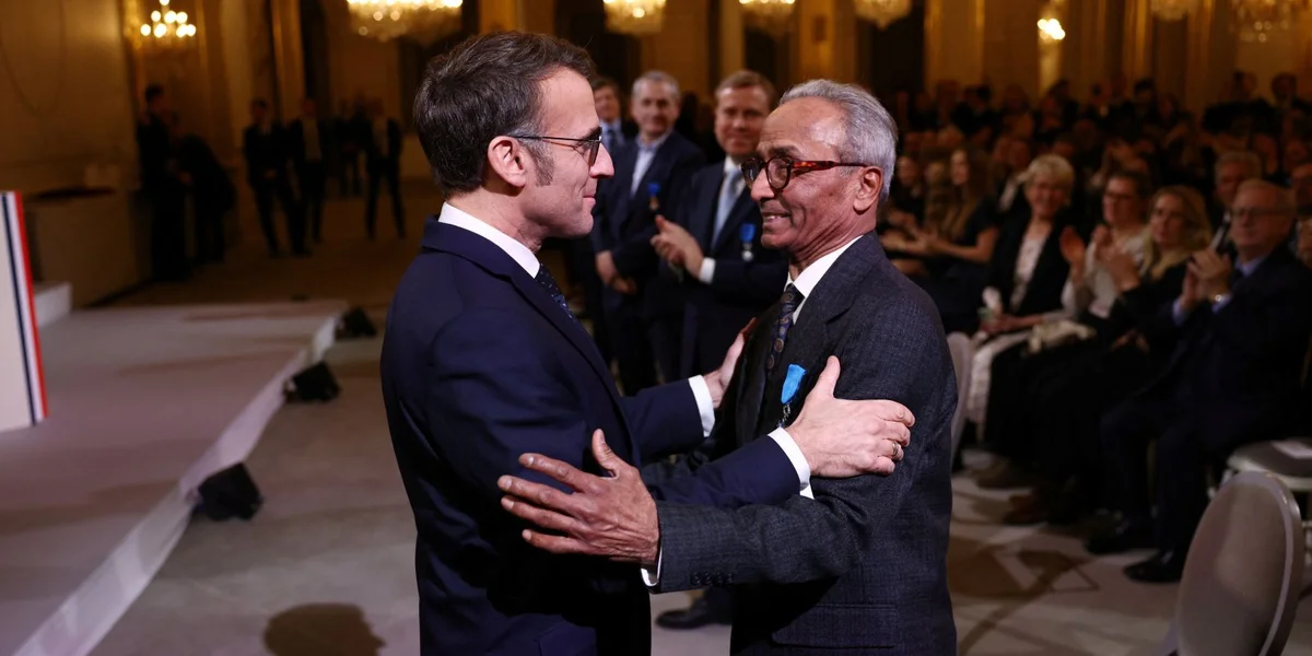 Dee legendäre leschten Zeitungsverkeefer aus de Paräisser Stroossen  | © EPA/TOM NICHOLSON / POOL MAXPPP OUT