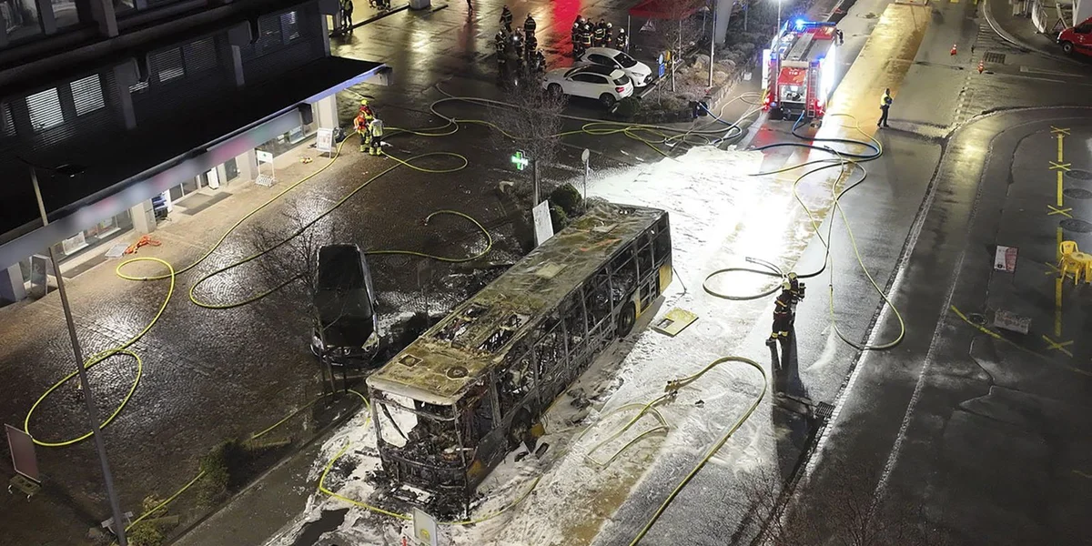 6 Doudeger an engem Bus - Persoun huet d'Feier warscheinlech mat Absicht ausgeléist | © EPA/KANTONSPOLIZEI FREIBURG